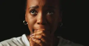 Uma mulher expressando angústia e o papel do inconsciente e a caverna do medo no processo analítico.